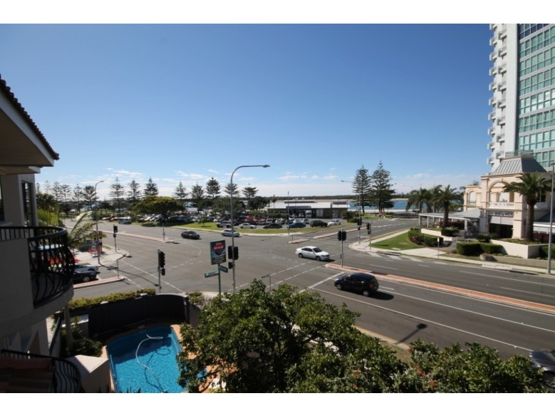 2/2 Broad st, Labrador QLD 4215