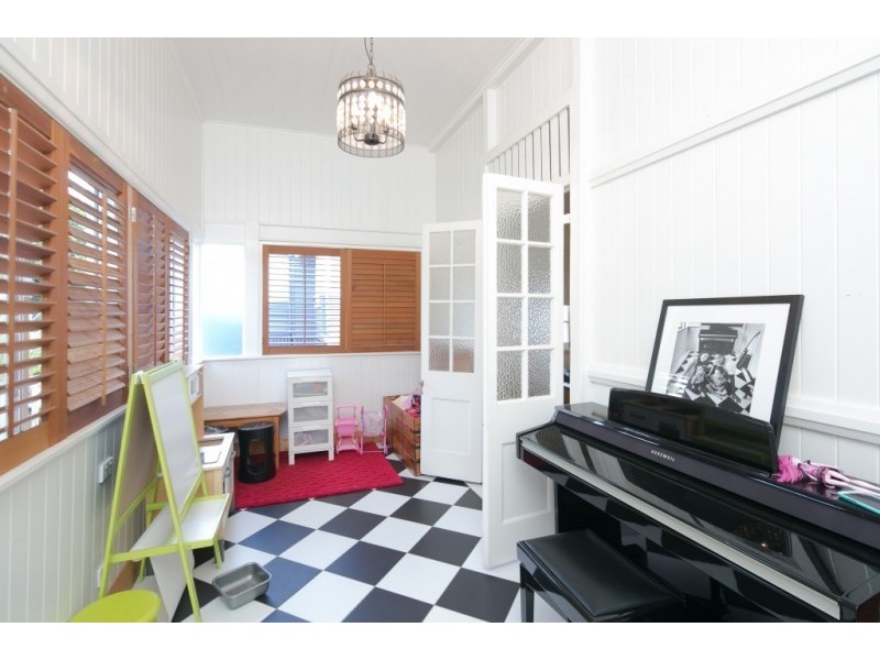 6 Rossmore Avenue, Coorparoo QLD 4151