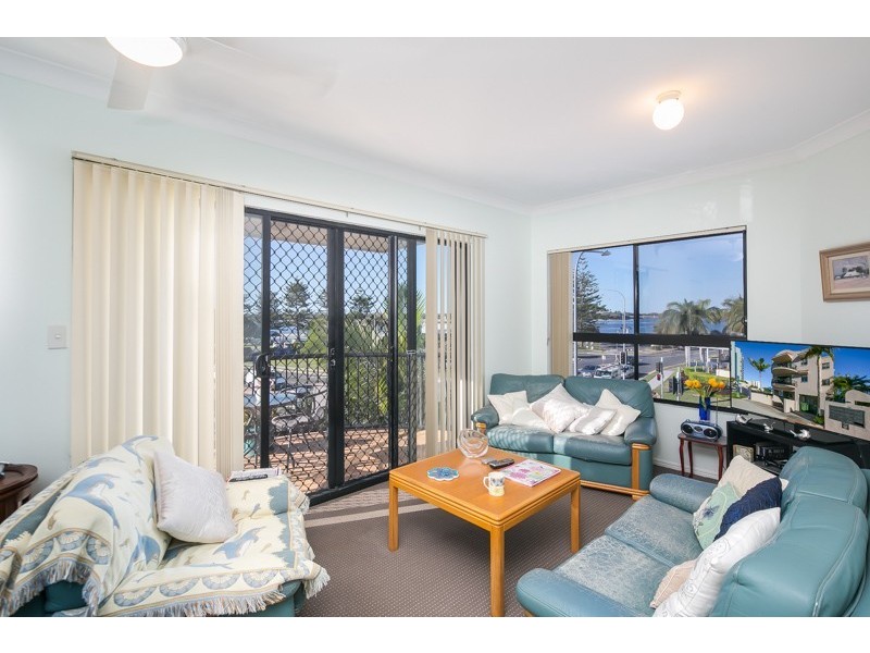 10/2 Broad St, Labrador QLD 4215