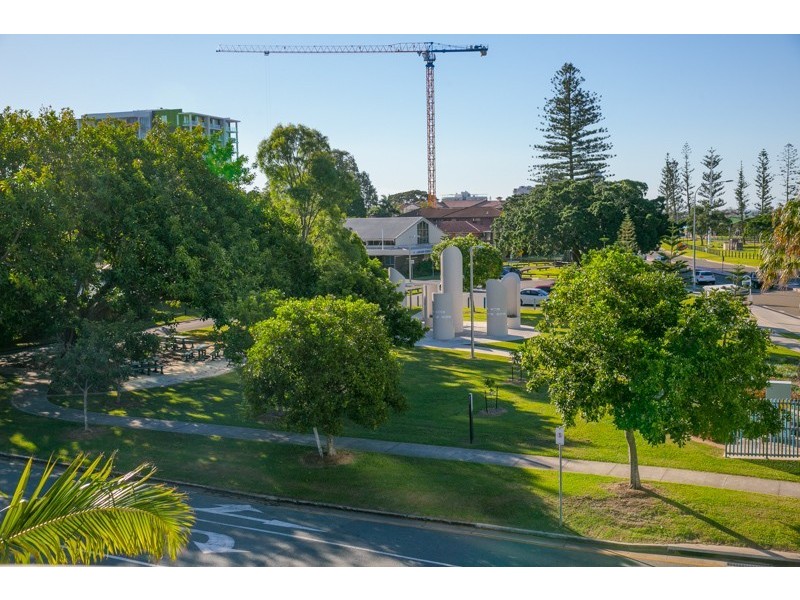 10/2 Broad St, Labrador QLD 4215