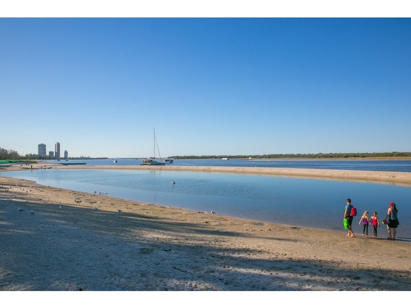 10/2 Broad St, Labrador QLD 4215