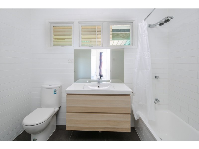 390 Richmond Rd, Cannon Hill QLD 4170