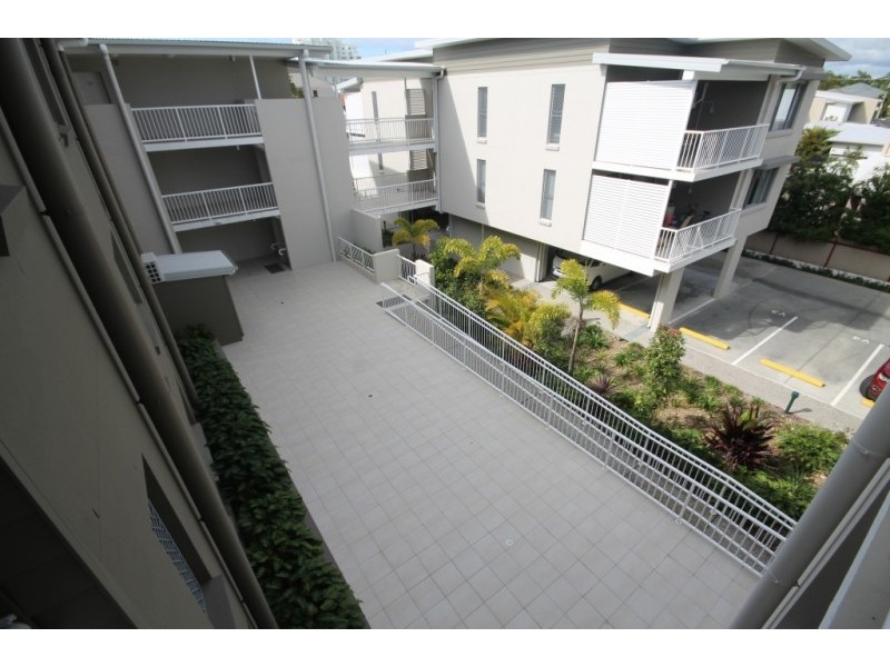 19/8 Ahern St, Labrador QLD 4215