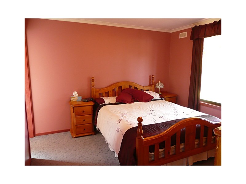 77 Main Street, Glengarry VIC 3854