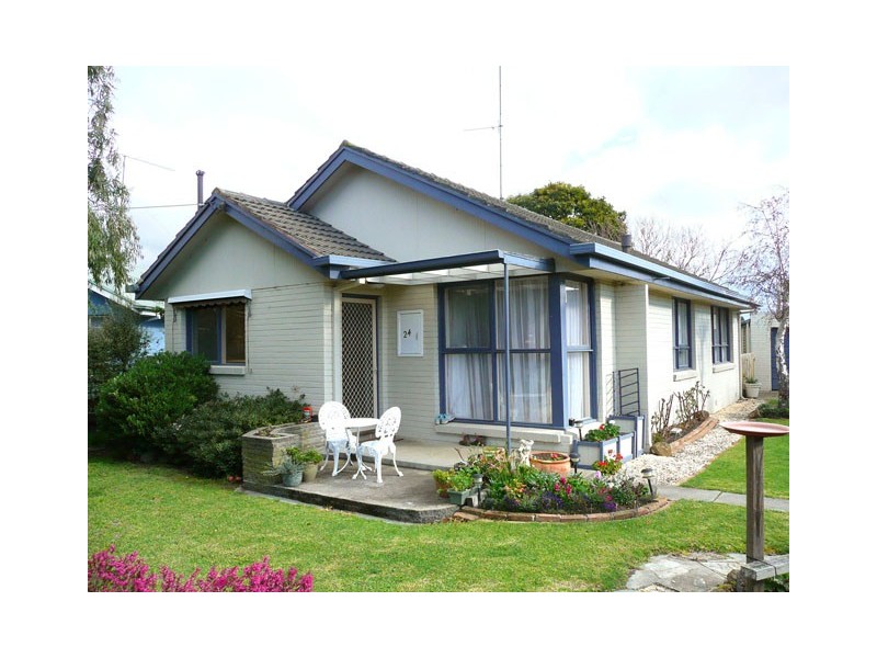 24 HAZELWOOD ROAD, Traralgon VIC 3844