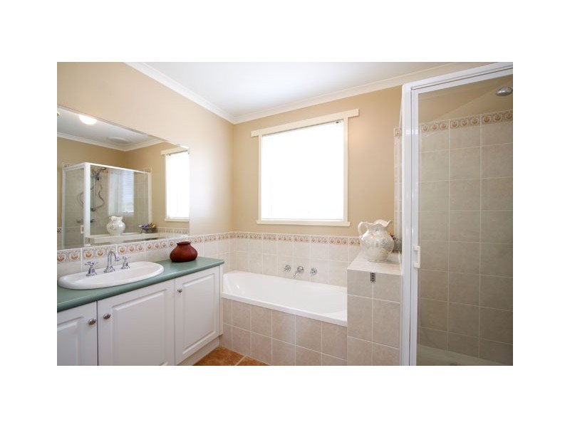 90 ELLAVALE DRIVE, Traralgon VIC 3844