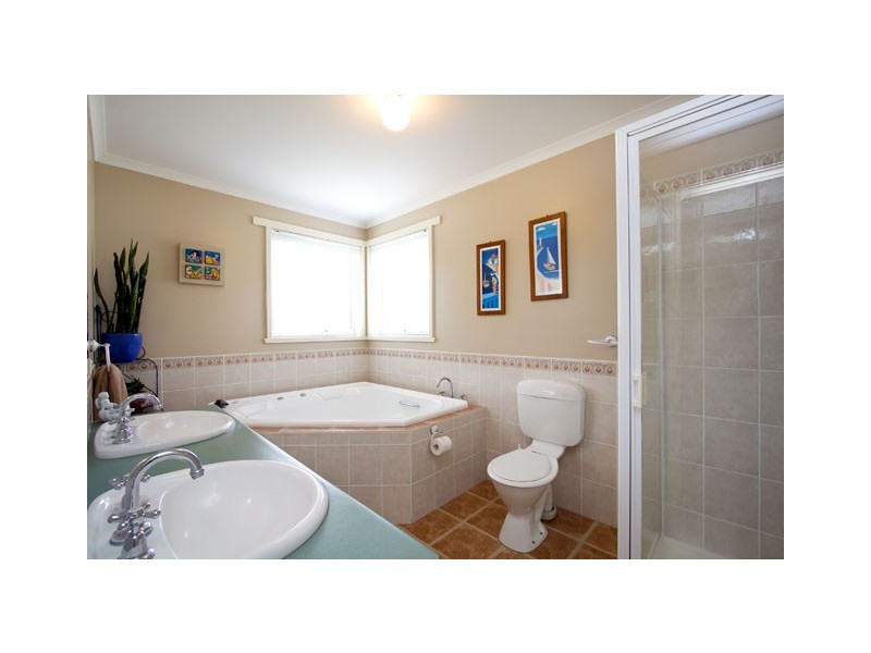 90 ELLAVALE DRIVE, Traralgon VIC 3844