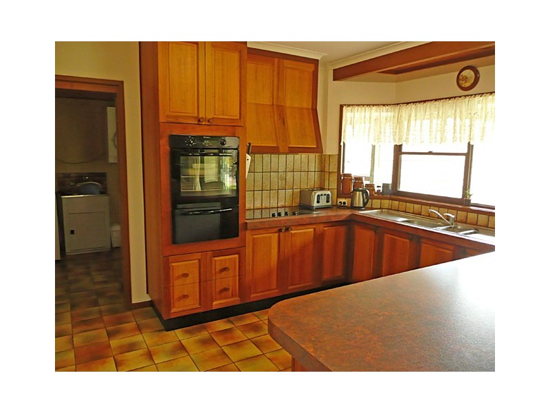 25 WEIR ROAD, Toongabbie VIC 3856