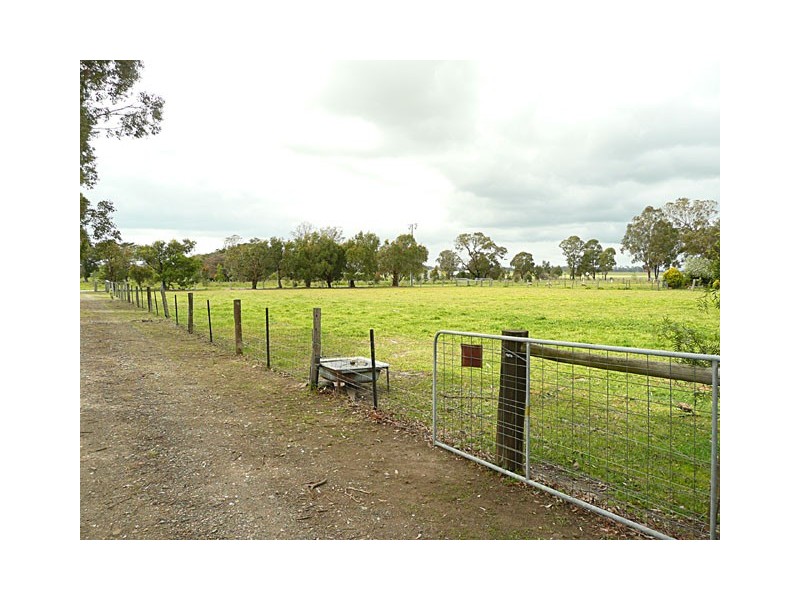 25 WEIR ROAD, Toongabbie VIC 3856