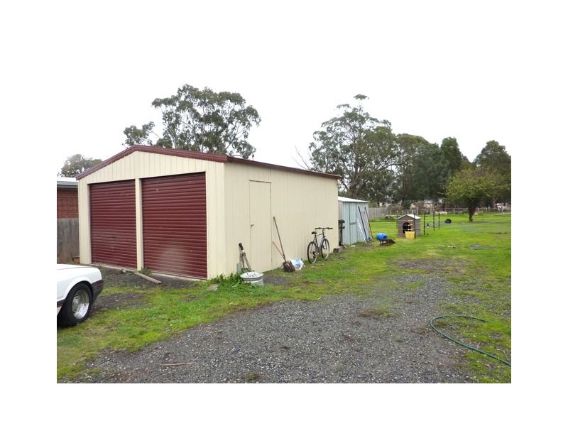 27 STRINGERS ROAD, Toongabbie VIC 3856