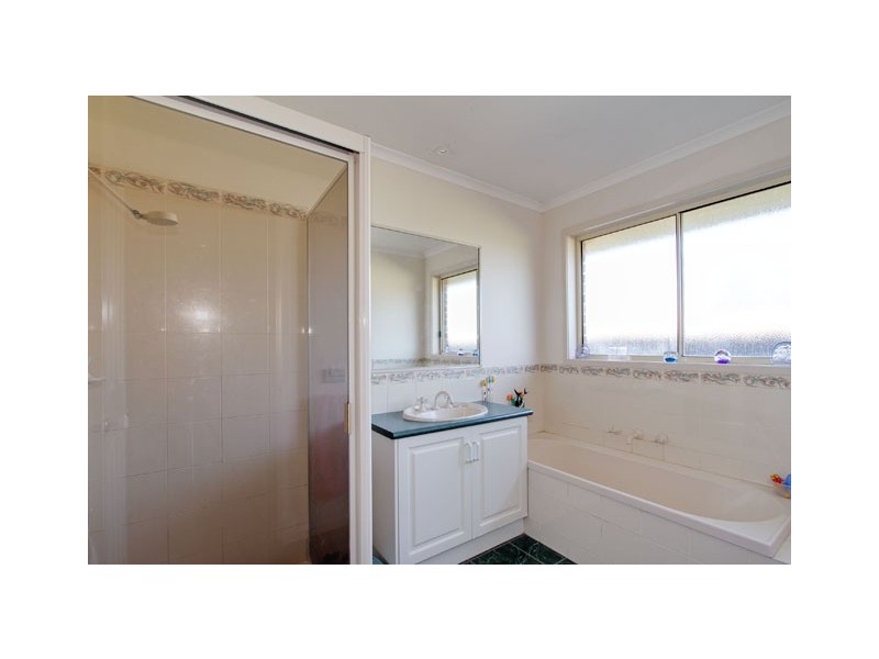 8 OAK AVENUE, Traralgon VIC 3844