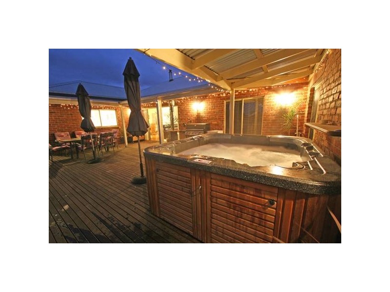 11 Warren Terrace, Hazelwood North VIC 3840