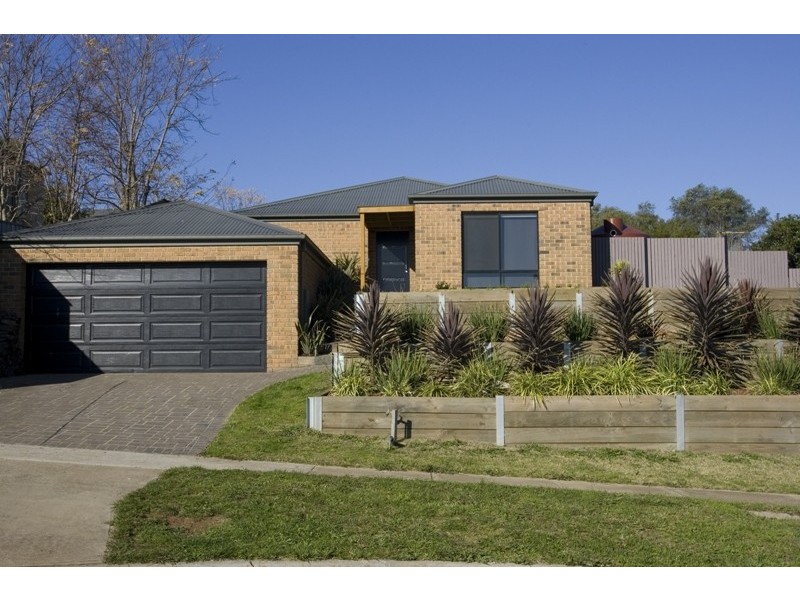 12 Walker Drive, Drouin VIC 3818
