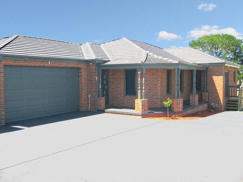 2/26 Lyndhurst Square, Drouin VIC 3818