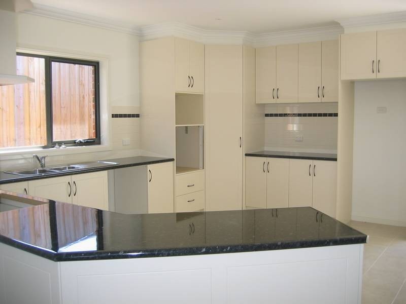 2/26 Lyndhurst Square, Drouin VIC 3818