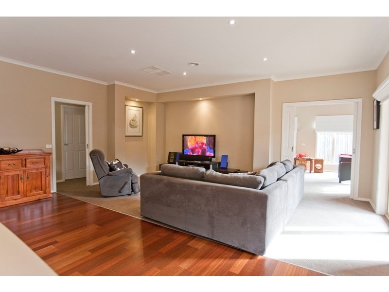 8 Lyndhurst Square, Drouin VIC 3818