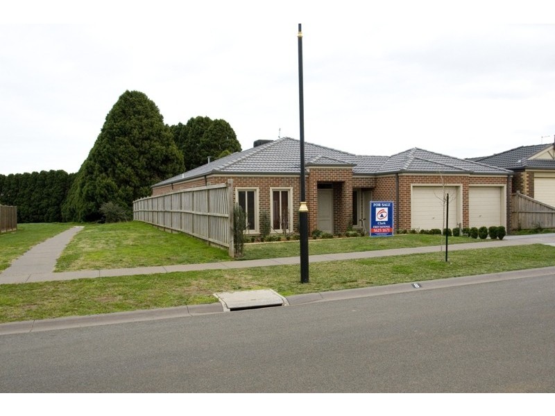 8 Lyndhurst Square, Drouin VIC 3818