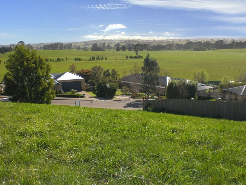 8 Nicolas Court, Warragul VIC 3820