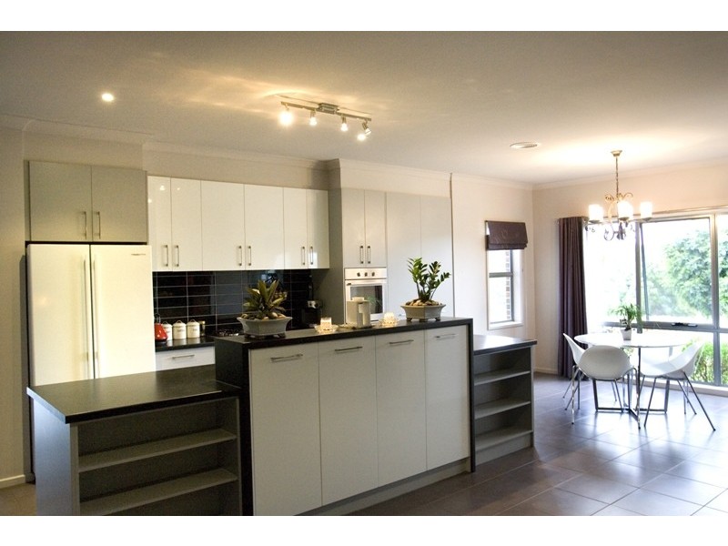 14 Settlers Rise, Drouin VIC 3818