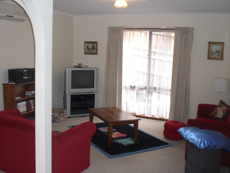 2/14 Calway Street, Drouin VIC 3818