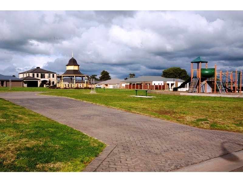 4 Lyndhurst Square, Drouin VIC 3818