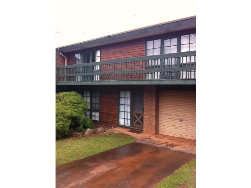 2/12 Sinclair Street, Drouin VIC 3818