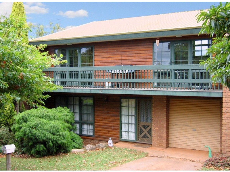 2/12 Sinclair Street, Drouin VIC 3818