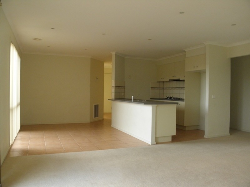 2 Rowan Walk, Drouin VIC 3818