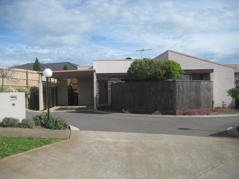 1/3 Cameron Court, Drouin VIC 3818