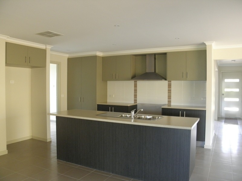 407 Greyfriars Way, Drouin VIC 3818