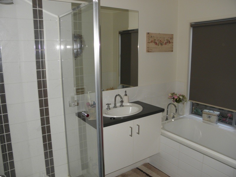 4 Waratah Court, Drouin VIC 3818