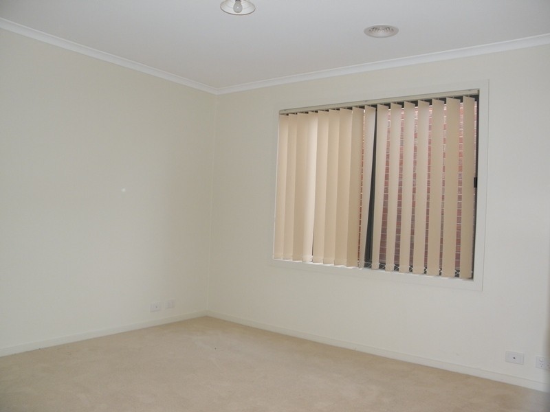 2 Rowan Walk, Drouin VIC 3818