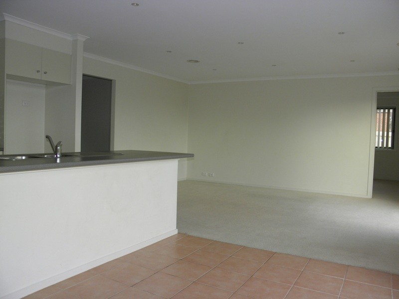 2 Rowan Walk, Drouin VIC 3818