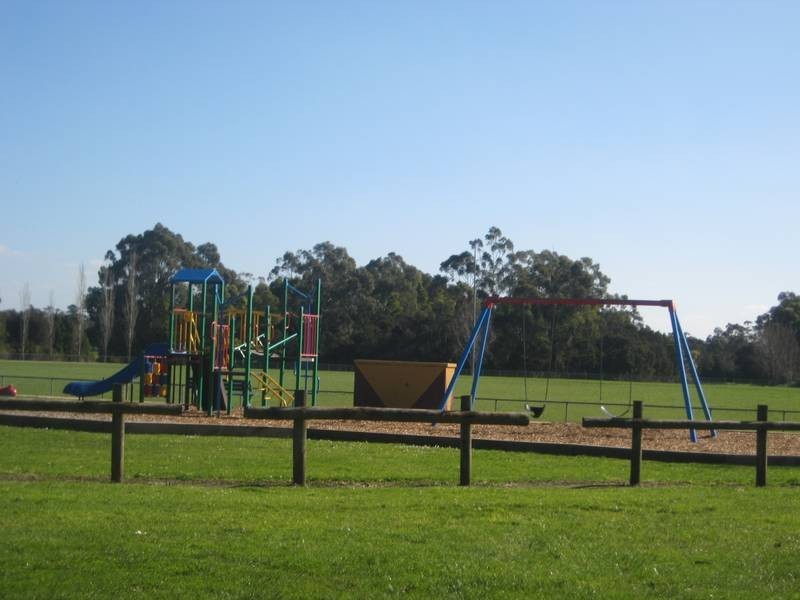 2 Rowan Walk, Drouin VIC 3818