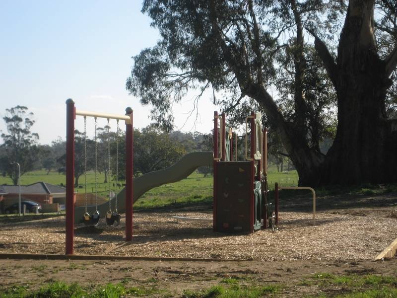 2 Rowan Walk, Drouin VIC 3818