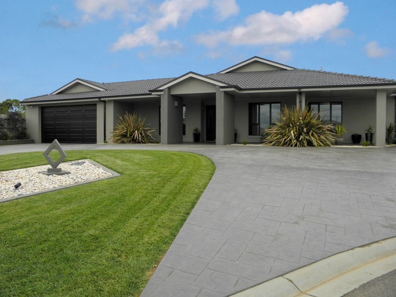 8 Arthurs Drive, Warragul VIC 3820