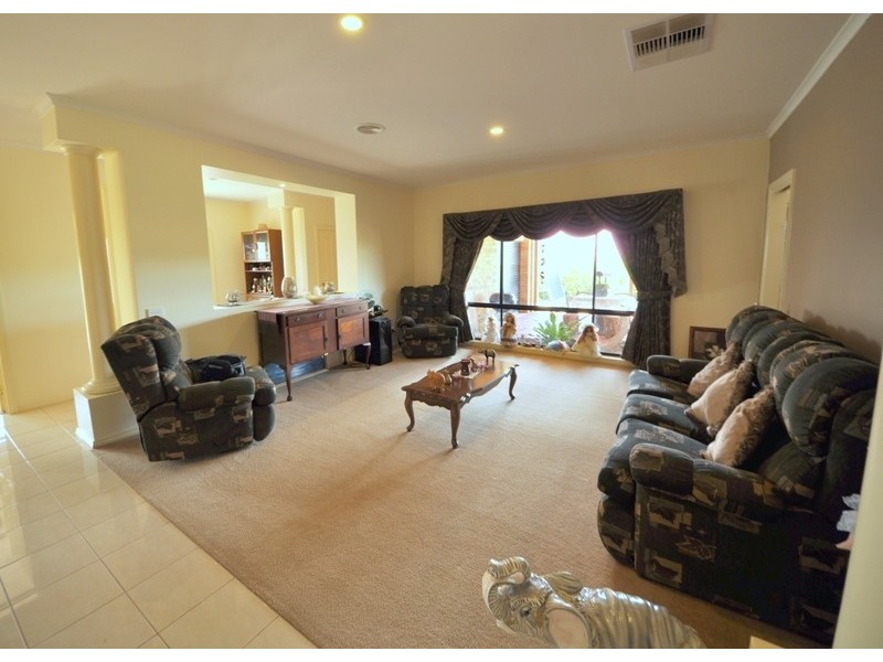 17 Bell Park Close, Warragul VIC 3820