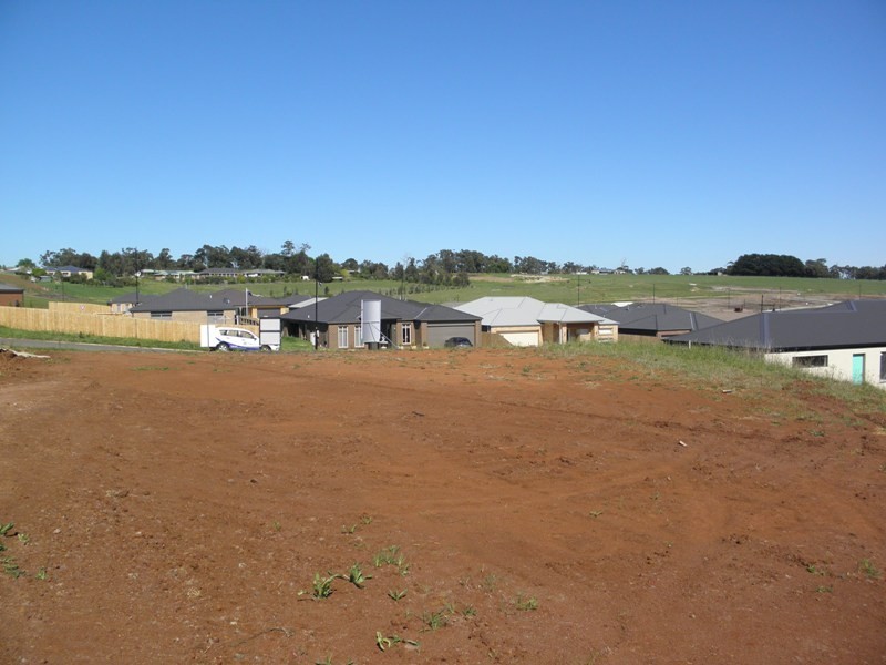 4 Greyfriars Road, Drouin VIC 3818