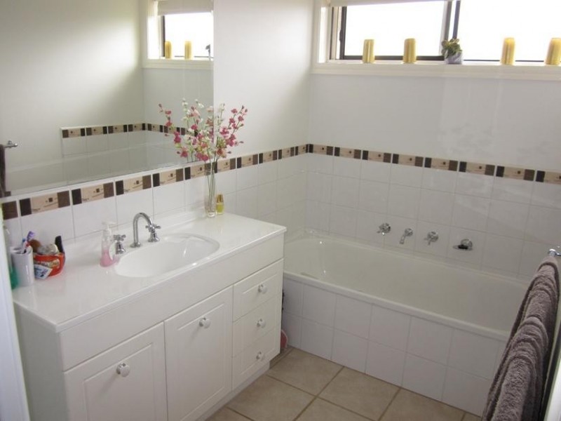 2/6 Main Neerim Road, Drouin VIC 3818