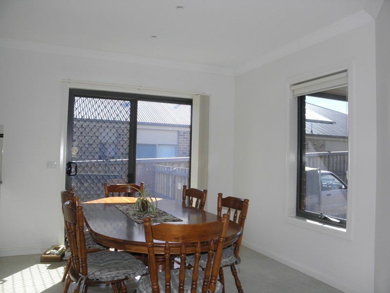 2/26 Lyndhurst Square, Drouin VIC 3818