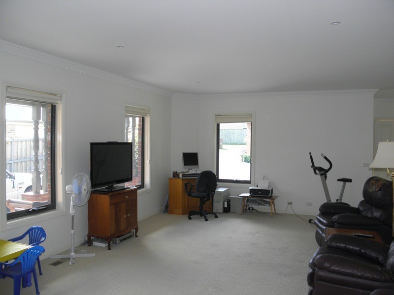 2/26 Lyndhurst Square, Drouin VIC 3818