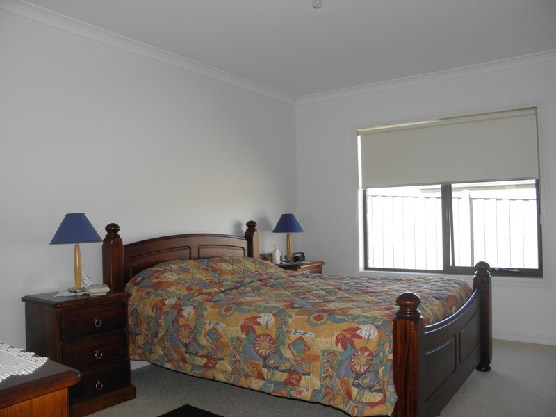 2/26 Lyndhurst Square, Drouin VIC 3818