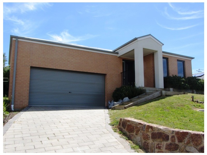 32 Sutherland Way, Drouin VIC 3818