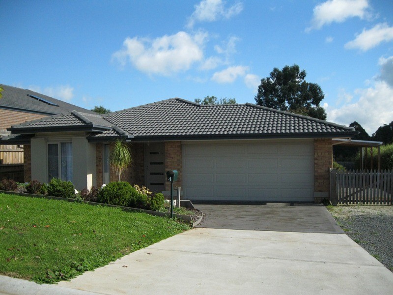 4 Lomandra Court, Drouin VIC 3818
