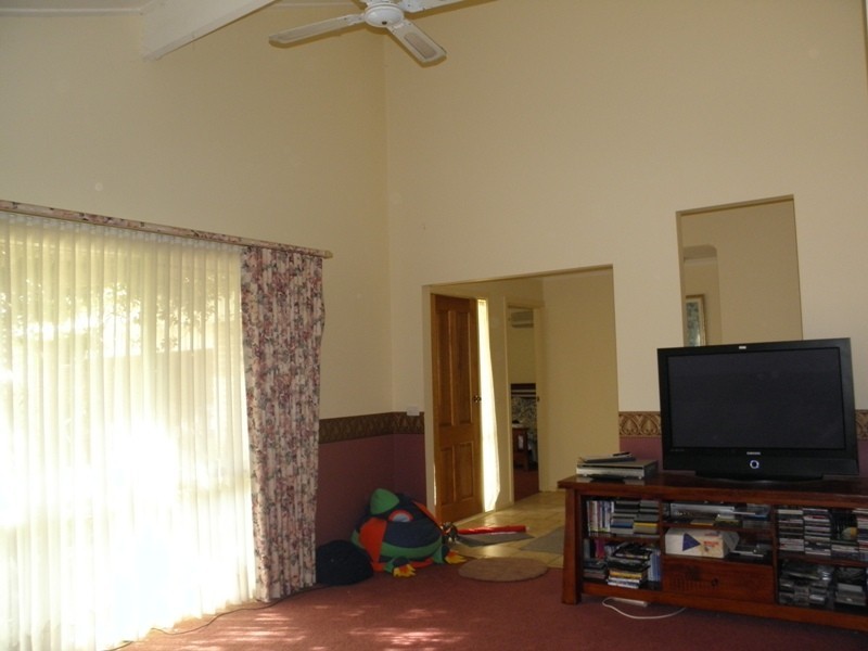 6 Jacksons Drive, Drouin VIC 3818