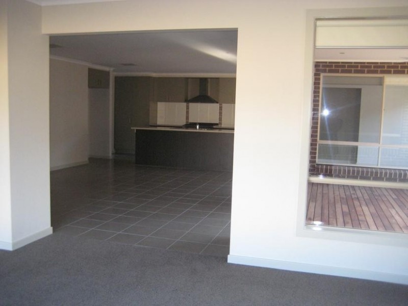 3 Greyfriars Way, Drouin VIC 3818