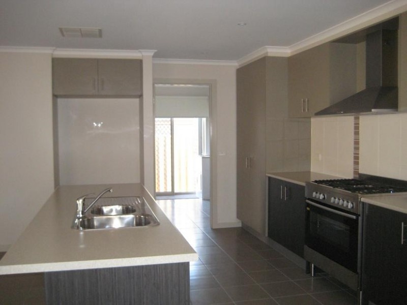 3 Greyfriars Way, Drouin VIC 3818