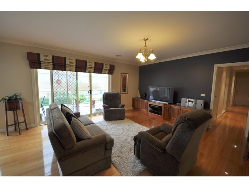 15 Binbeal Road, Drouin VIC 3818