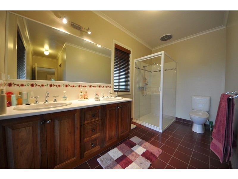 15 Binbeal Road, Drouin VIC 3818