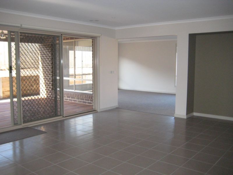 3 Greyfriars Way, Drouin VIC 3818